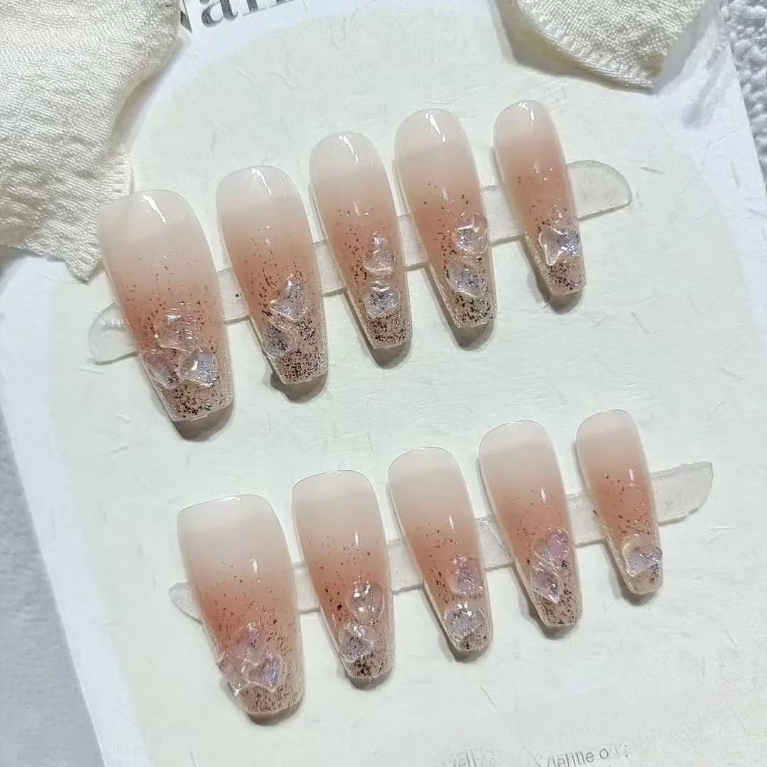 Mākslīgie nagi ar sirds formas rhinestoniem, īsa un vidēja garuma Coffin forma
