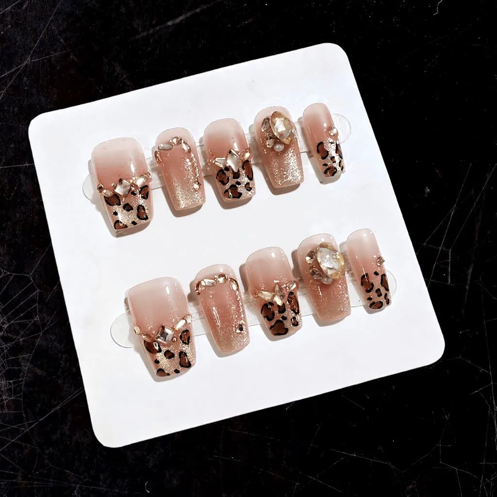 Leoparda raksta uzliekamie nagi ar rhinestones un spīdumiem