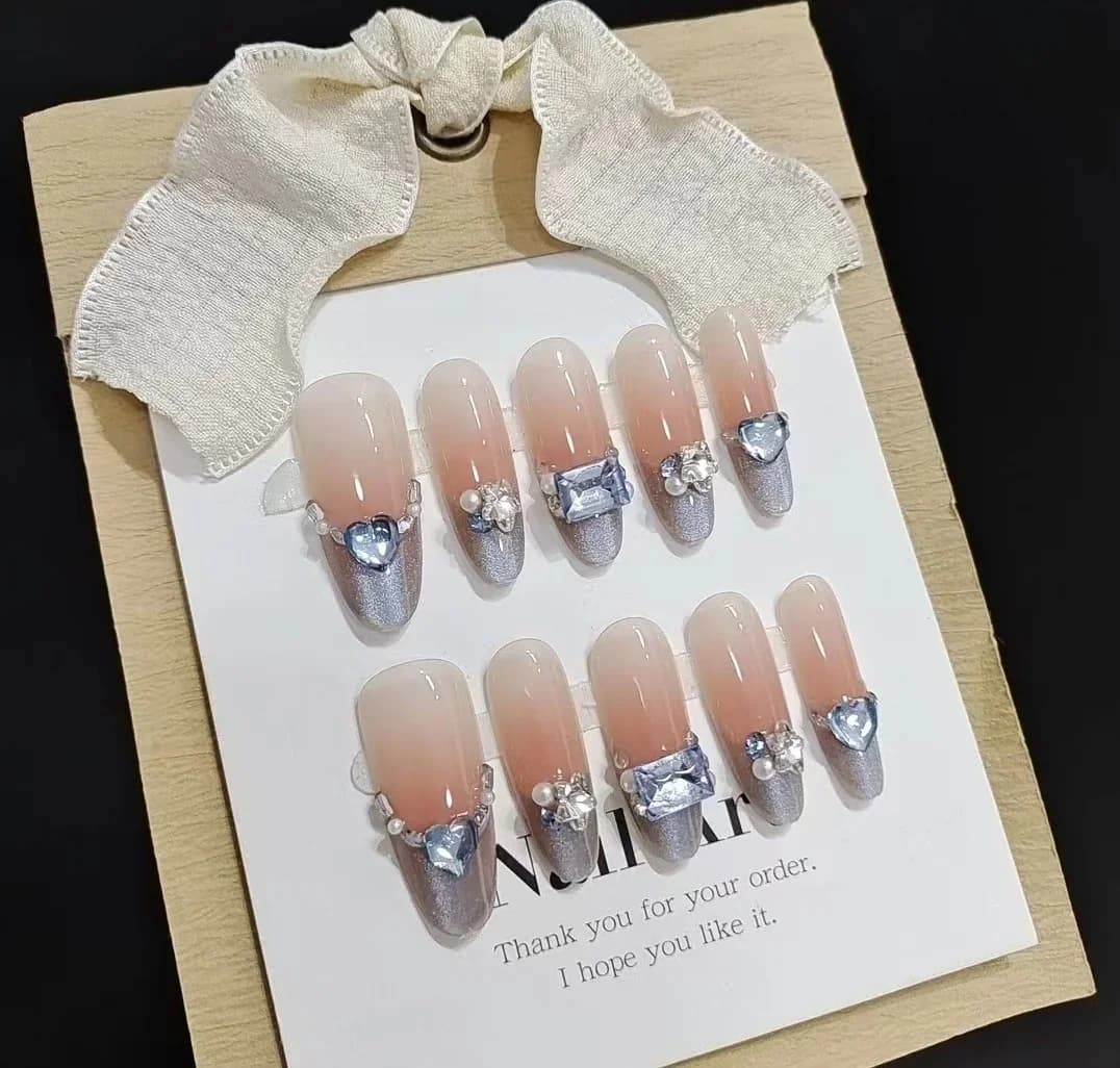 Zili dzintara "kaķa acs" uzspiežamie nagi, franču manikīrs, rhinestones, gari ovāli