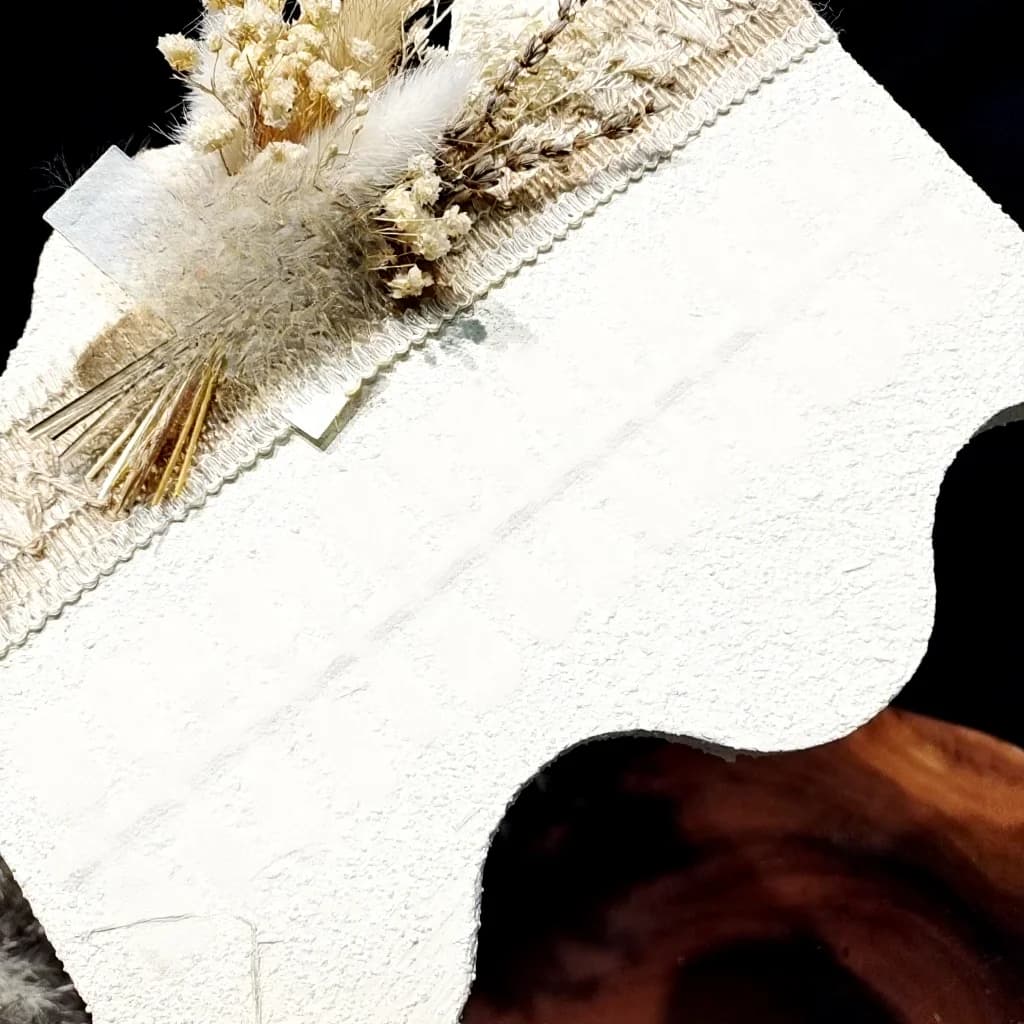 Īsi kvadrātveida mākslīgie nagi ar kaķa acu un franču tipa dizainu