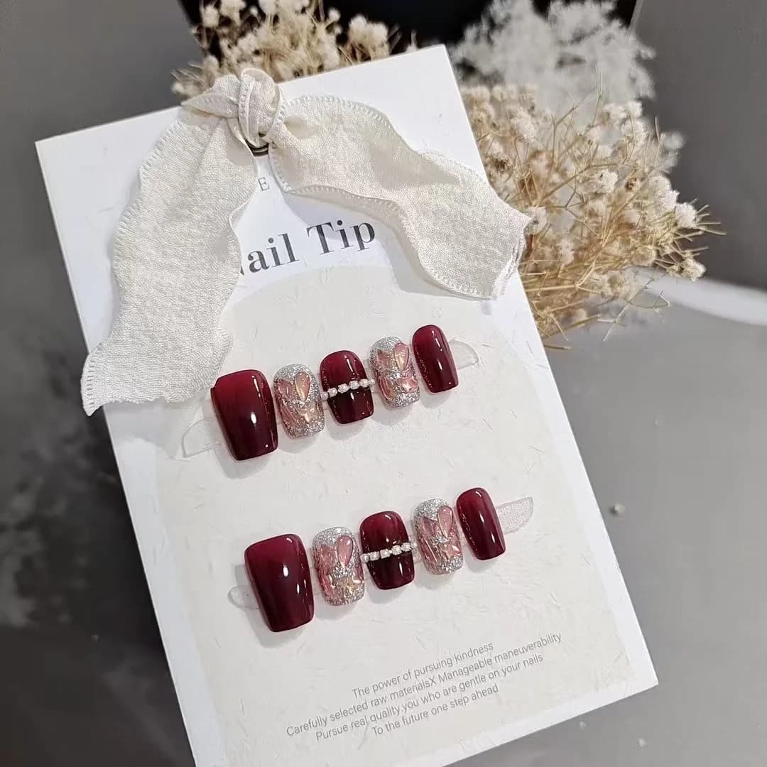 Sarkanas zvaigžņotas debesis uzliekamie nagi ar ķēdīšu rhinestoniem, īsa kafijas pupiņas forma