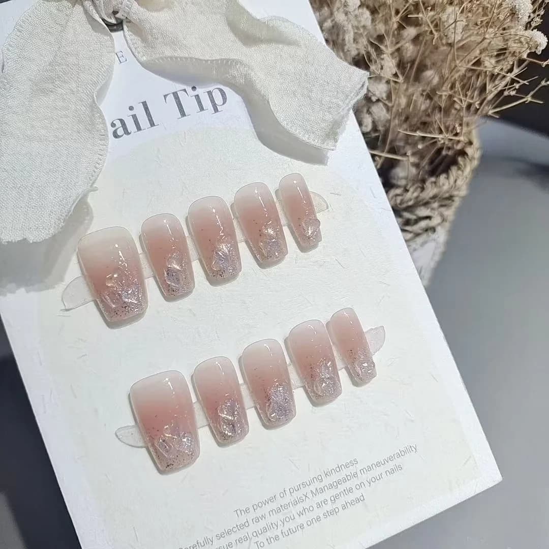 Uzliekamie nagi ar sirds rhinestones, īsa un vidēja cofin forma