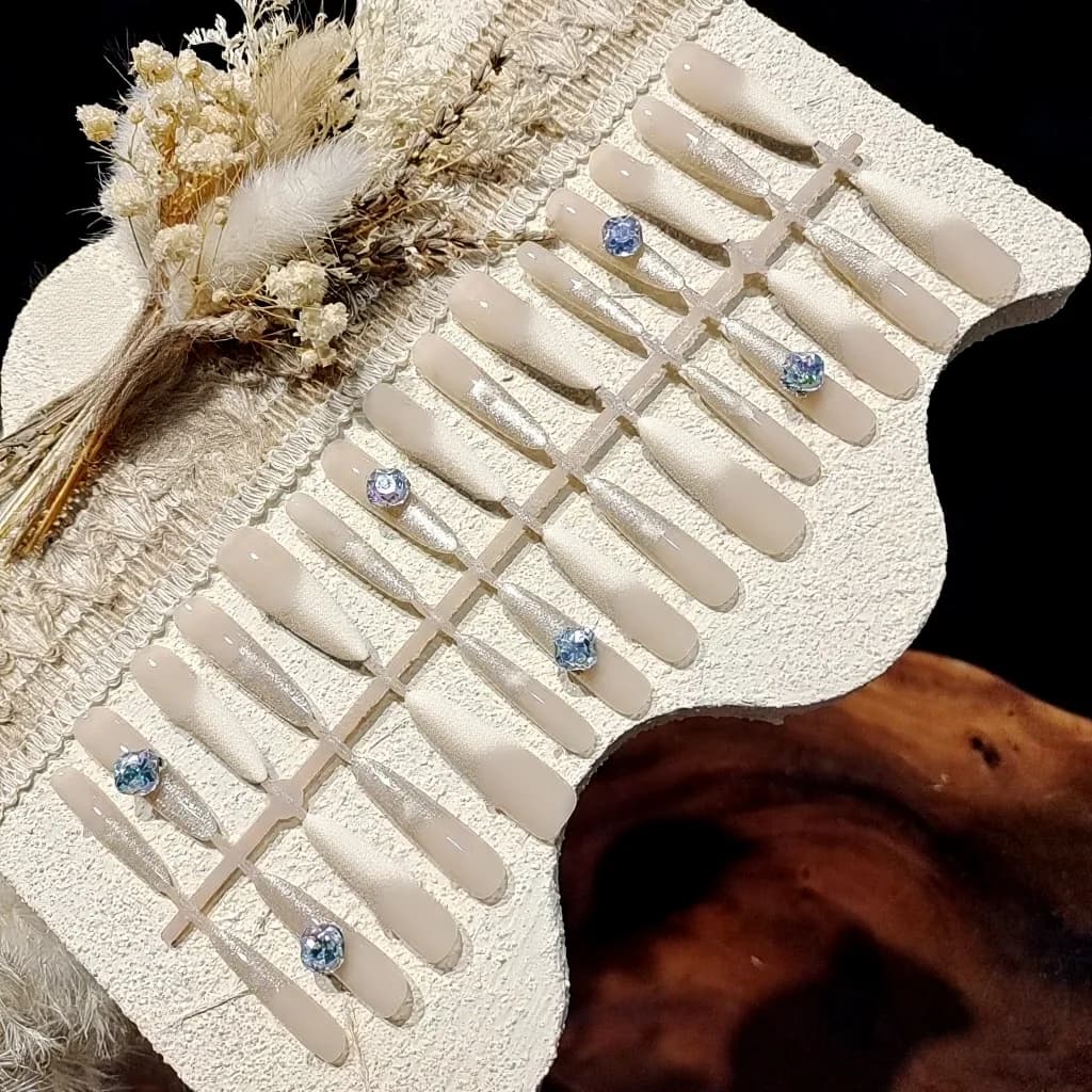 Melni mākslīgie nagi ar tauriņu un rhinestones, kaķa acs glitera manikīrs