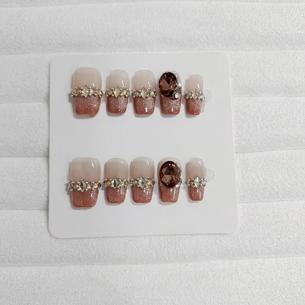 Uzliekamie nagi ar franču manikīru, kaķa acu efektu un rhinestones