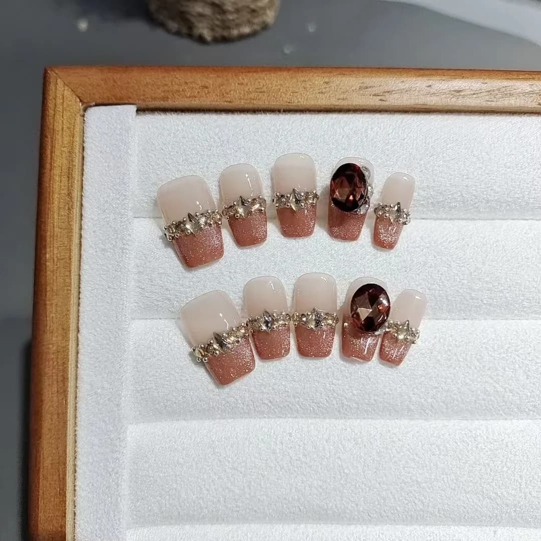 Uzliekamie nagi ar franču manikīru, kaķa acu efektu un rhinestones