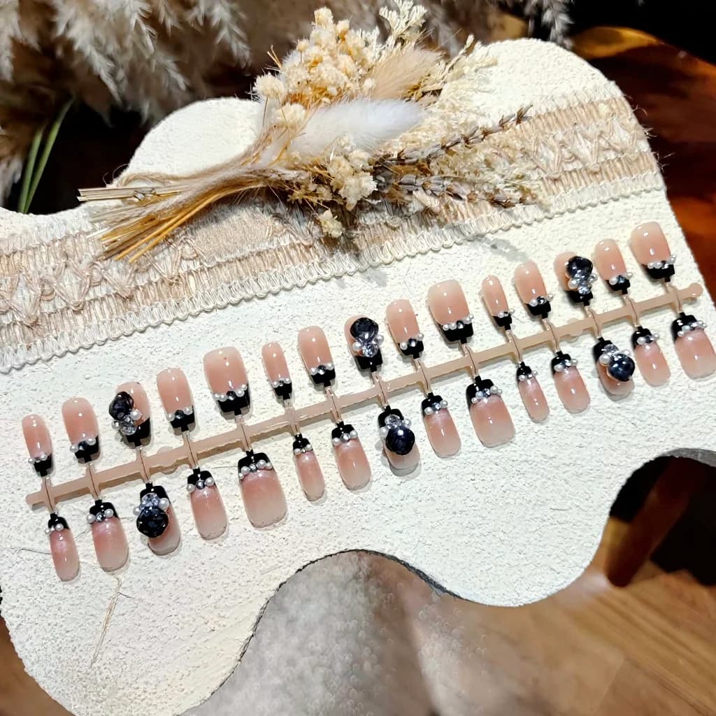 Melni kaķa acs mākslīgie nagi ar pērlēm un rhinestones