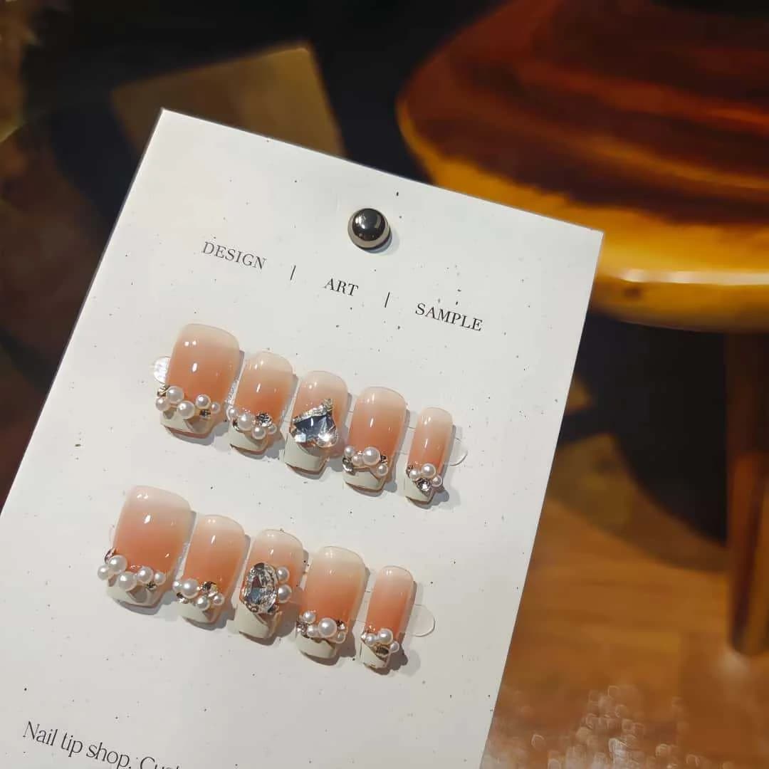 Pienbaltas uzliekamās nagiņas ar pērlēm un rhinestones akcentiem