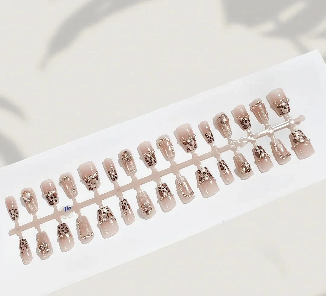 Leoparda raksta uzliekamie nagi ar rhinestones un spīdumiem