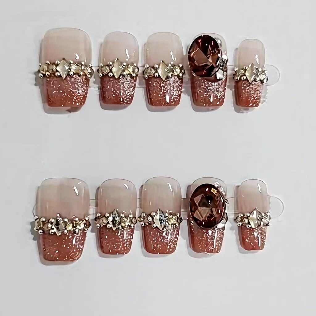 Uzliekamie nagi ar franču manikīru, kaķa acu efektu un rhinestones