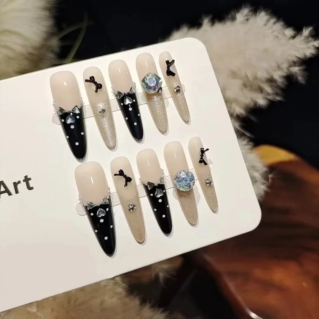 Melni tauriņu rhinestone uzlīmējamie nagi, "Cat Eye" glitermanikīrs