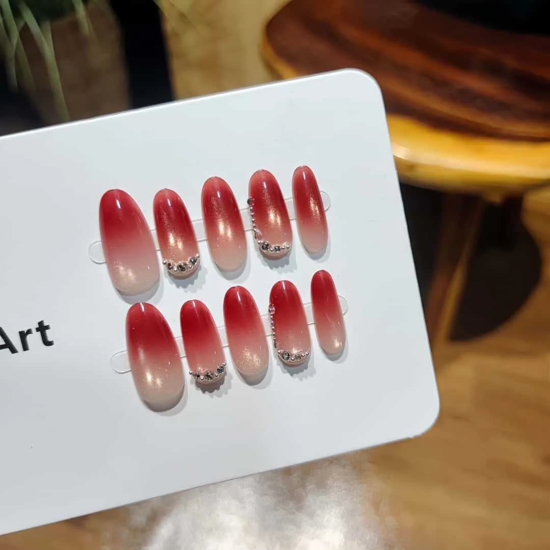 Sarkanas kaķa acs mākslīgie nagi ar rhinestones, vidēja ovāla forma