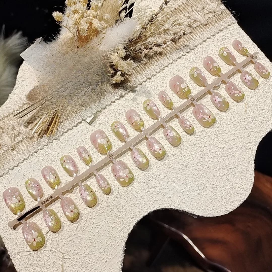 "Kaķa acs" uzliekamie nagi ar spoguļpulveri un rhinestones
