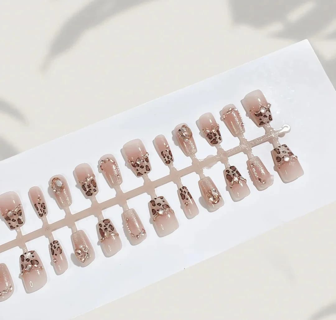 Leoparda raksta uzliekamie nagi ar rhinestones un spīdumiem