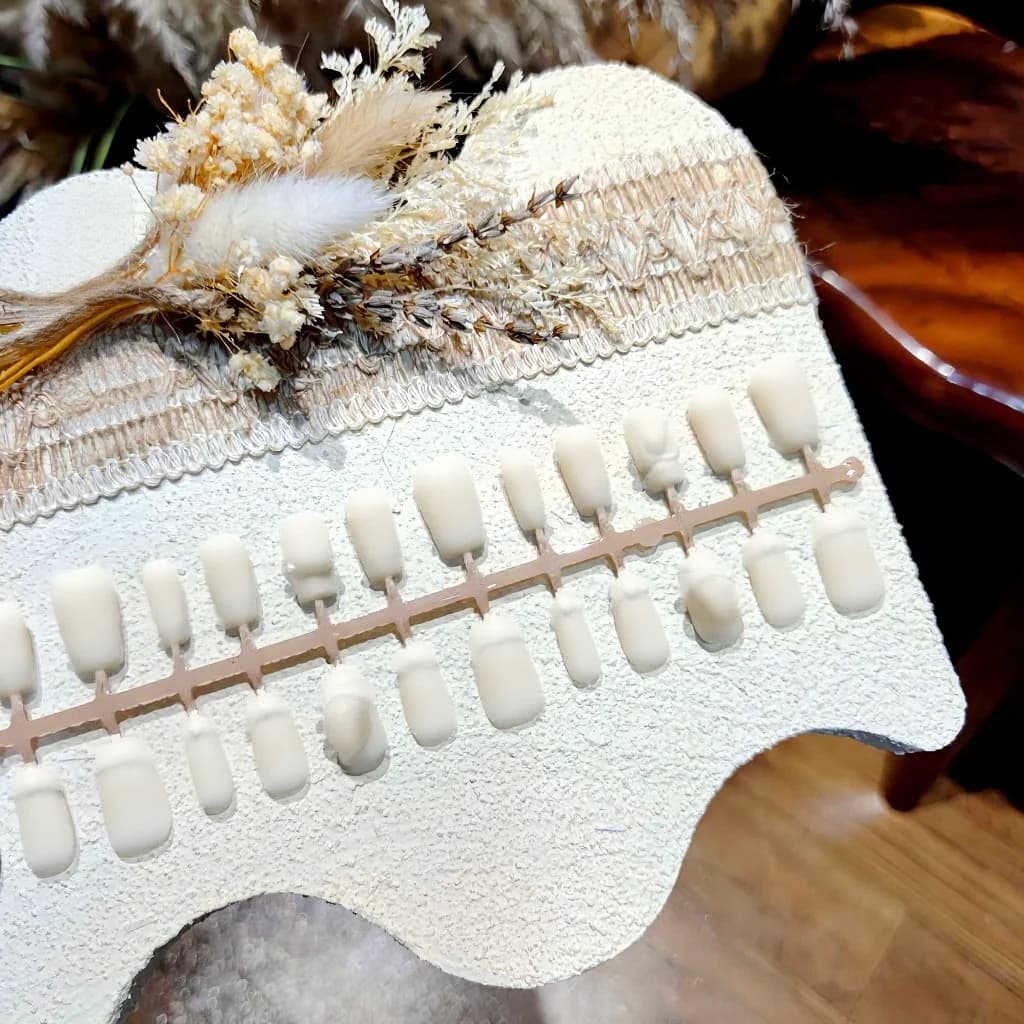 Melni kaķa acs mākslīgie nagi ar pērlēm un rhinestones