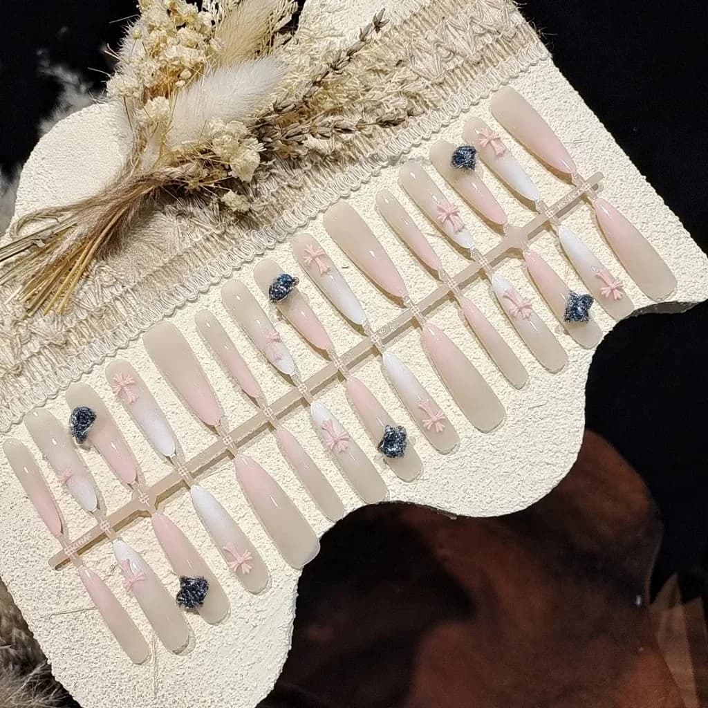 Uzliekamie nagi ar zvaigžņotu kaķa acs dizainu un rhinestones