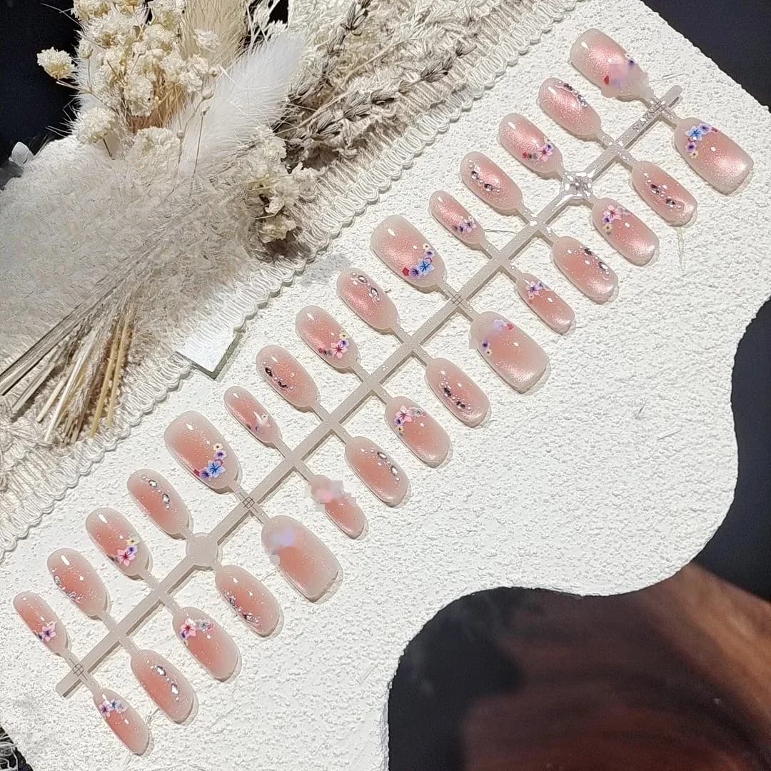 Mākslīgie nagi „Kaķa acs” ar ķiršu ziedu motīvu un rhinestones