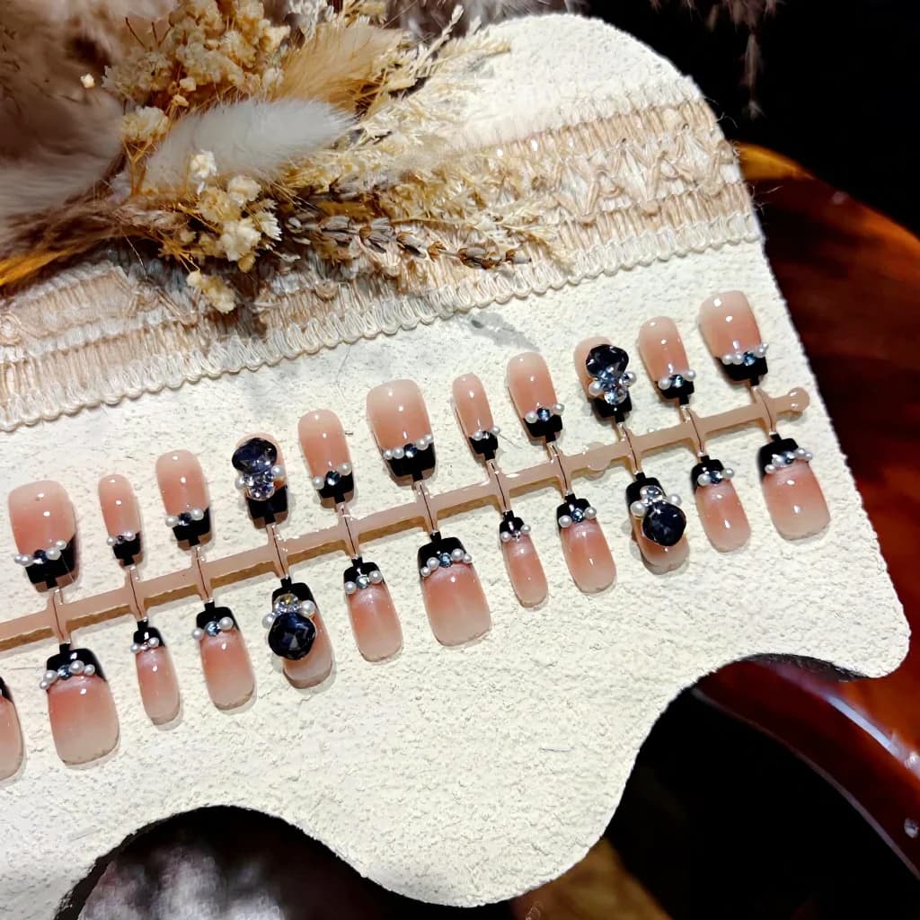 Melni kaķa acs mākslīgie nagi ar pērlēm un rhinestones