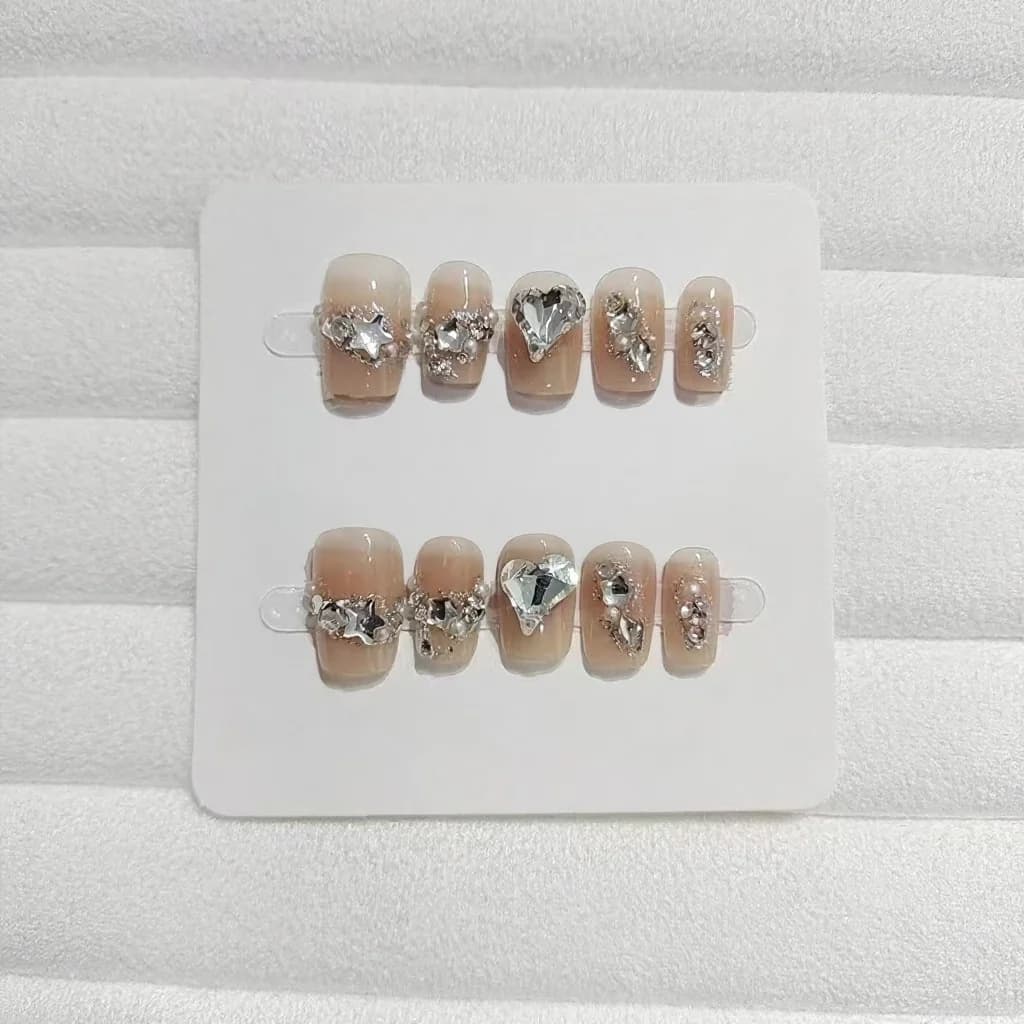 Uzspiežamie nagi ar sirds un zvaigžņu rhinestones, īsa kvadrātveida forma