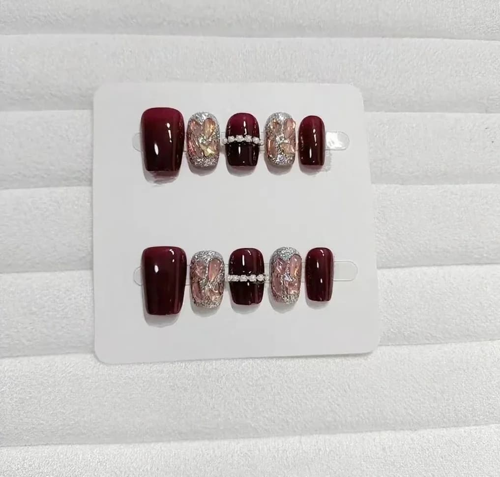 Sarkanas zvaigžņotas debesis uzliekamie nagi ar ķēdīšu rhinestoniem, īsa kafijas pupiņas forma