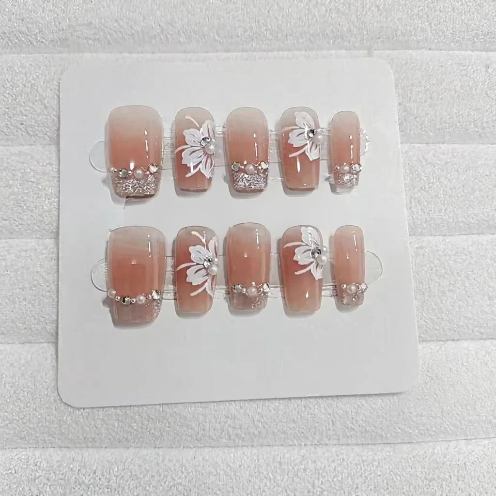 Kaķa acu liliju uzspiežamie nagi ar pērlēm un rhinestones