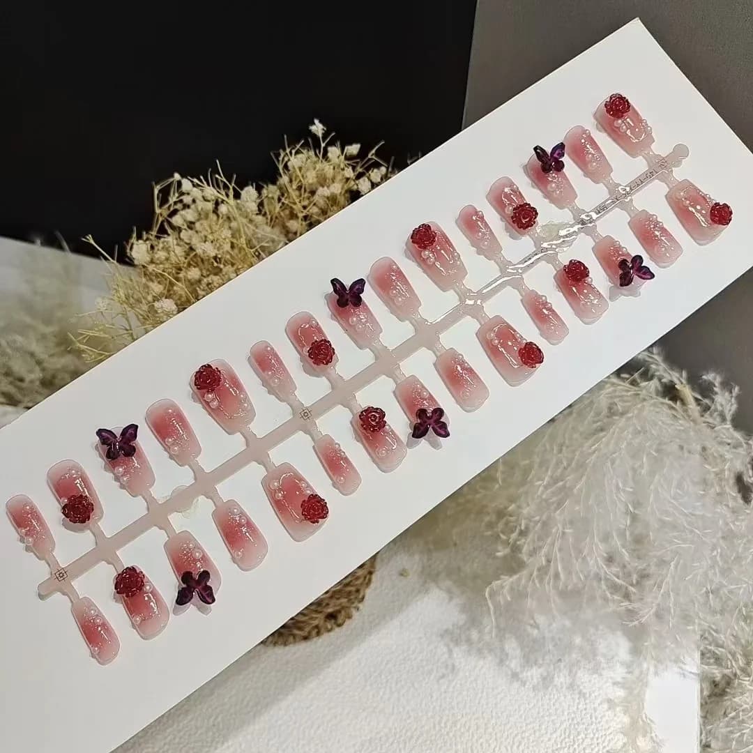 Mākslīgie nagi: īss trapecveids, plūmju sārtums, ziedi un tauriņi (30 gab.)