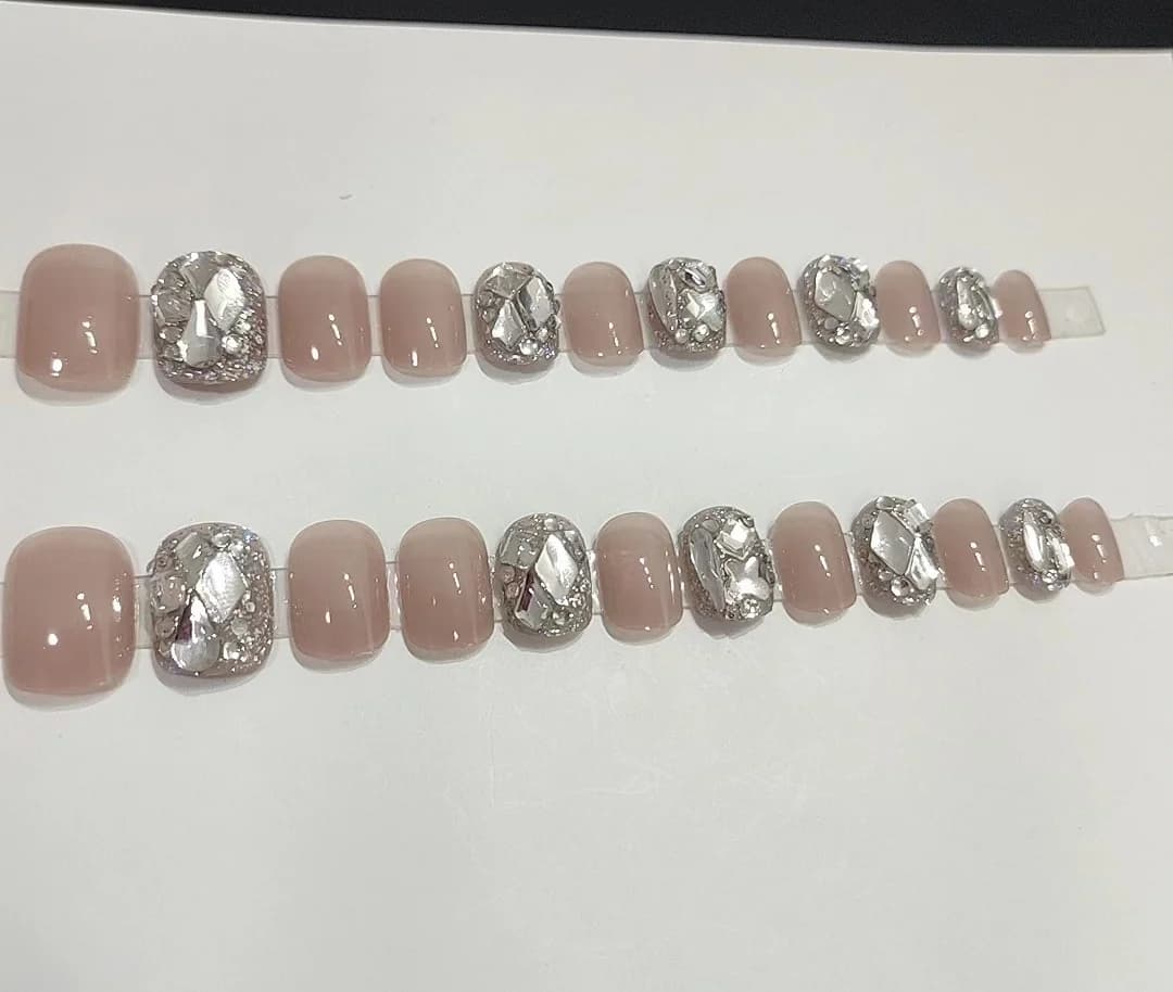 Īsi mākslīgie nagi ar caurspīdīgu ledus efektu un rhinestones, 24 gab.