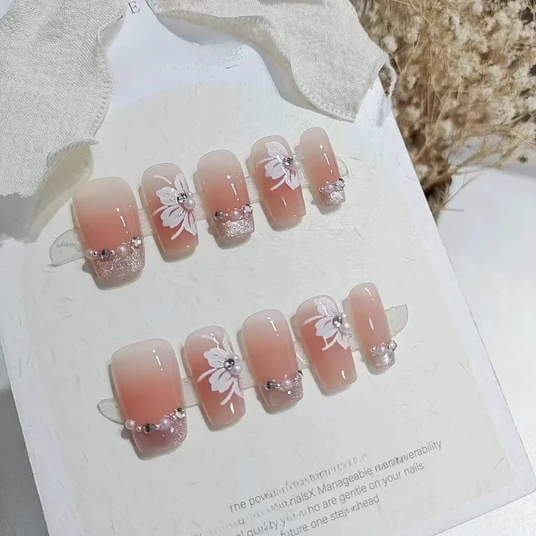 Kaķa acu liliju uzspiežamie nagi ar pērlēm un rhinestones