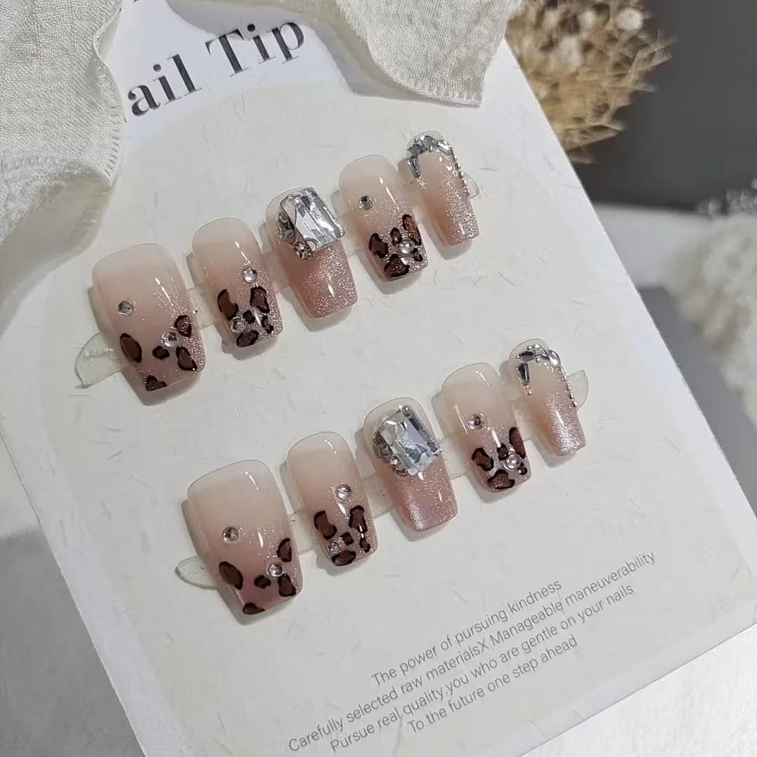 Leoparda raksta uzspiežamie nagi ar rhinestones, īsa kafijas pupiņas forma