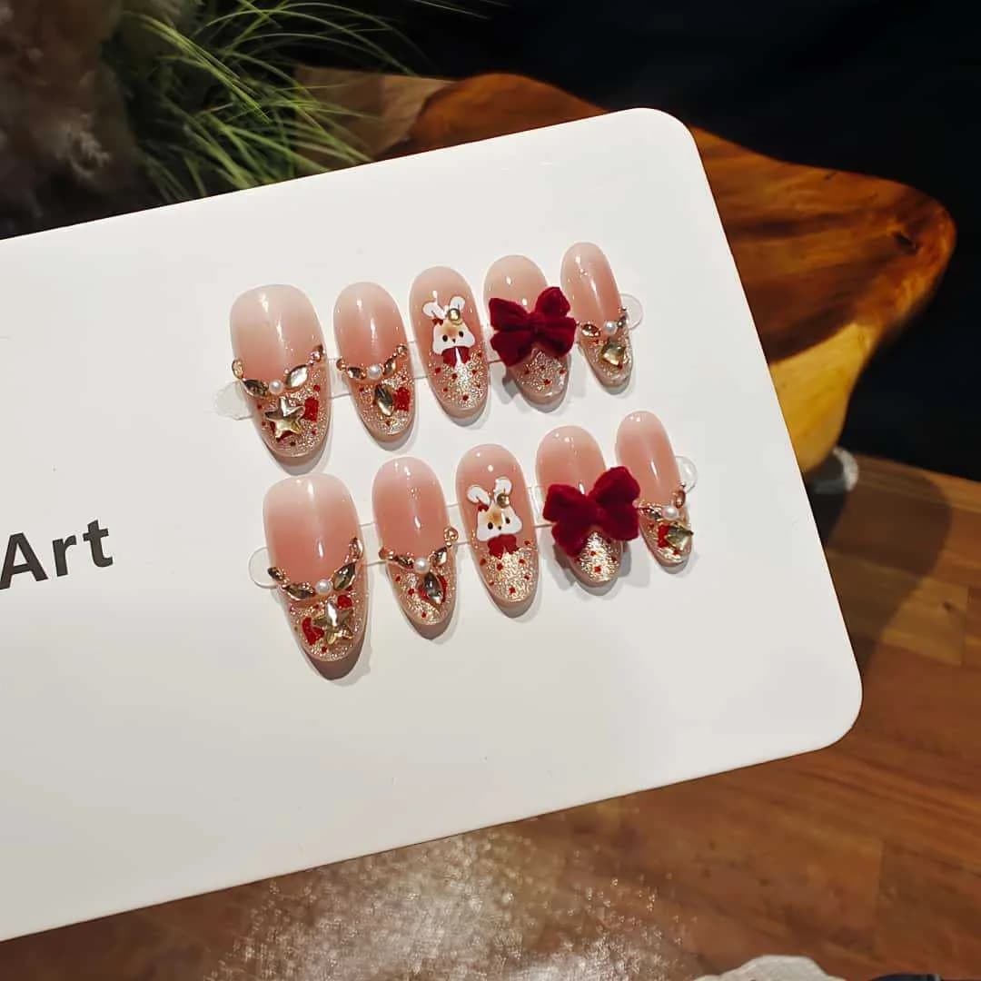 Uzliekamās nagiņas: kaķa acs franču galiņš ar rhinestones un loka dizainu