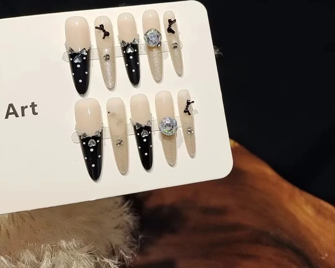 Melni mākslīgie nagi ar tauriņu un rhinestones, kaķa acs glitera manikīrs