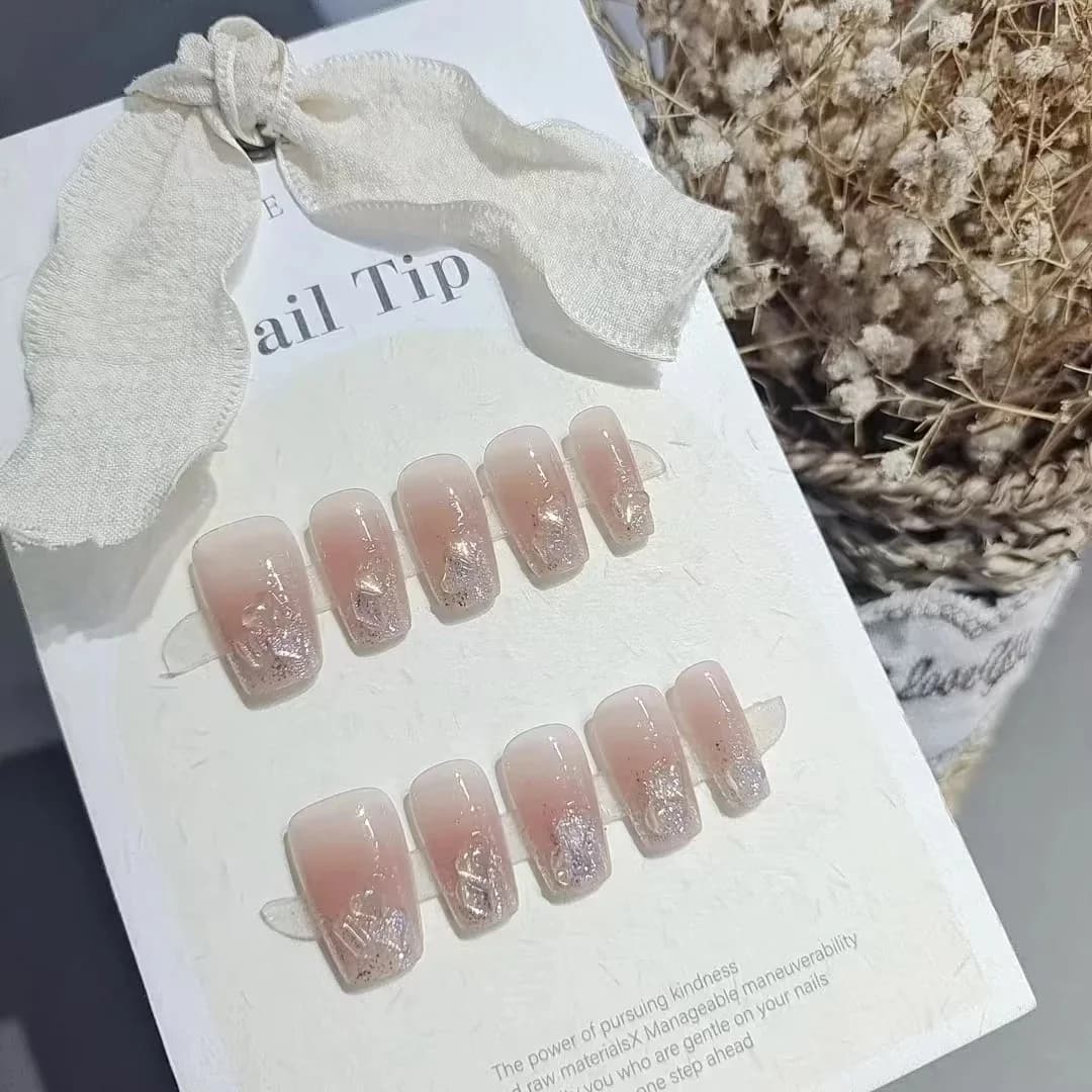 Rozā sirds rhinestonu uzliekamie nagi, īss un vidējs karsta forma