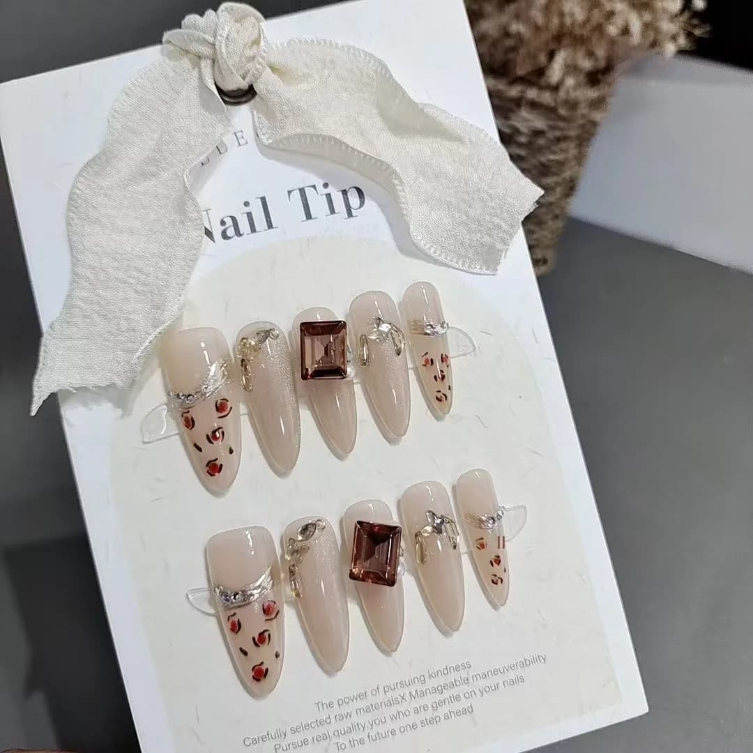 Leoparda raksta uzliekamie nagi ar rhinestoniem, gara stileta forma