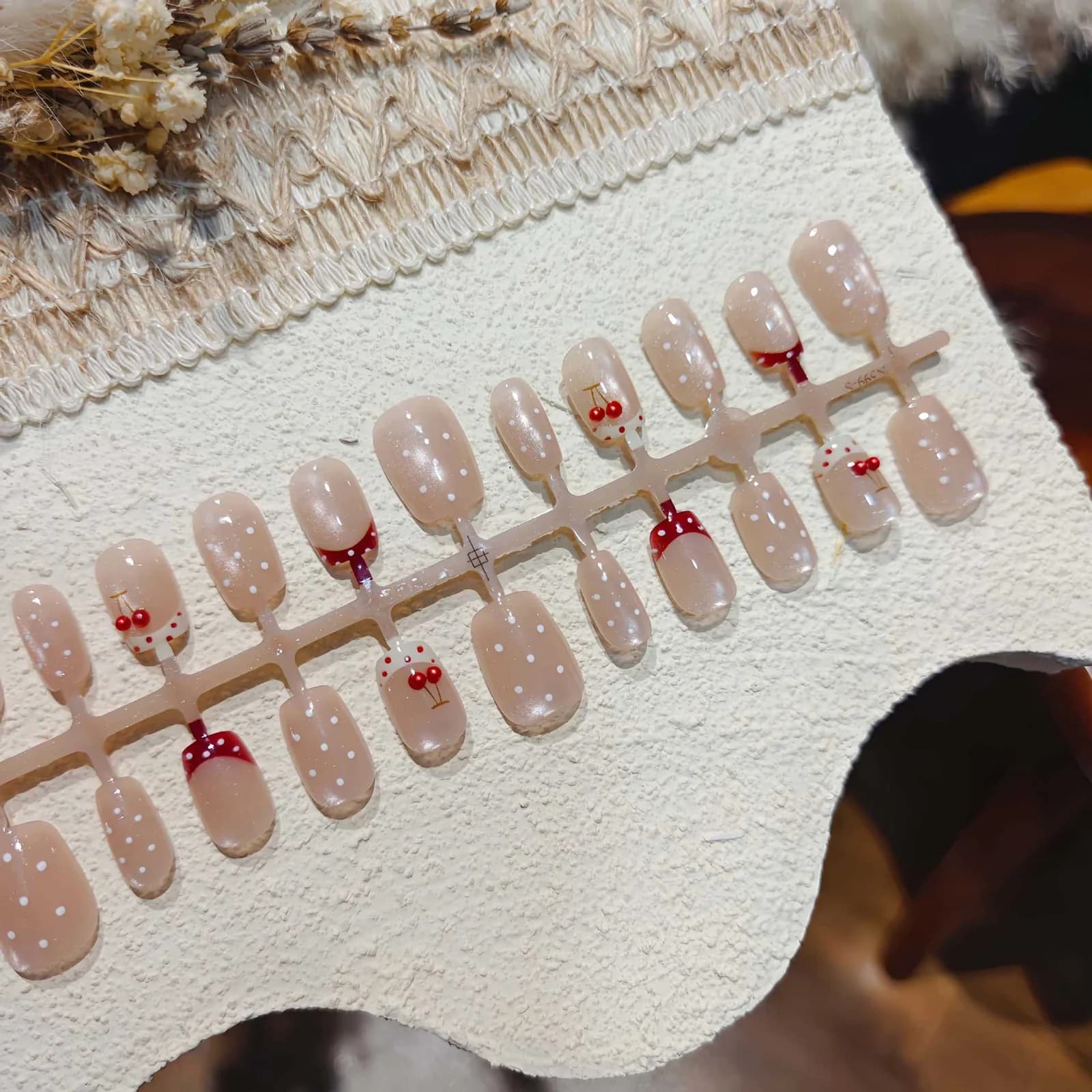 Uzspiežamie nagi ar punktiņu un ķiršu dizainu un rhinestones, īsa baleta forma