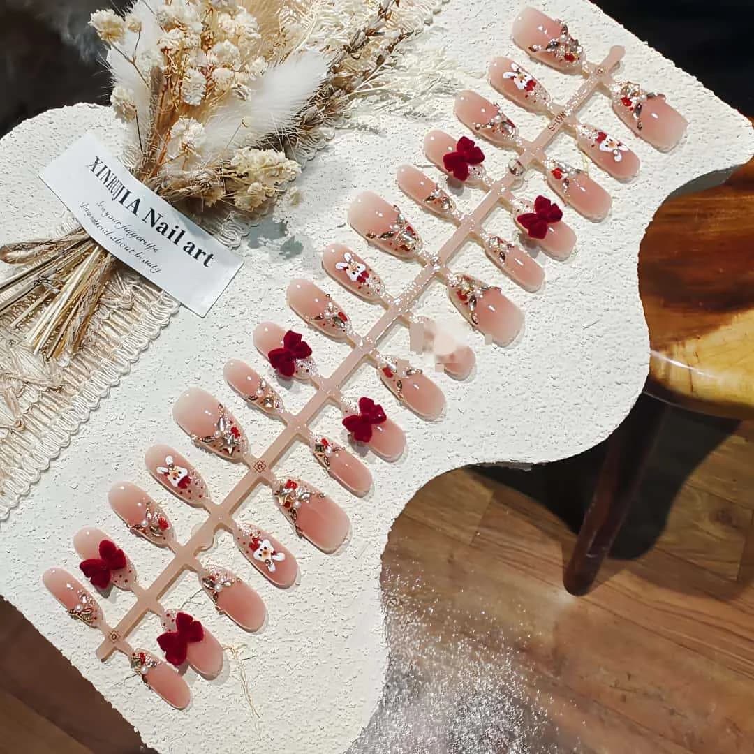 Uzliekamās nagiņas: kaķa acs franču galiņš ar rhinestones un loka dizainu