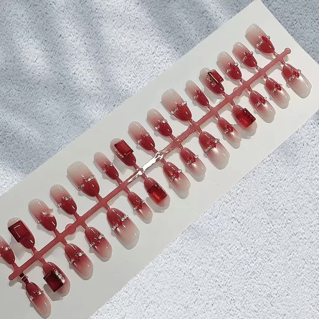 Sarkanas katinacs ar rhinestones, vidējas ovālas formas uzliekamie nagi, 30 gab.