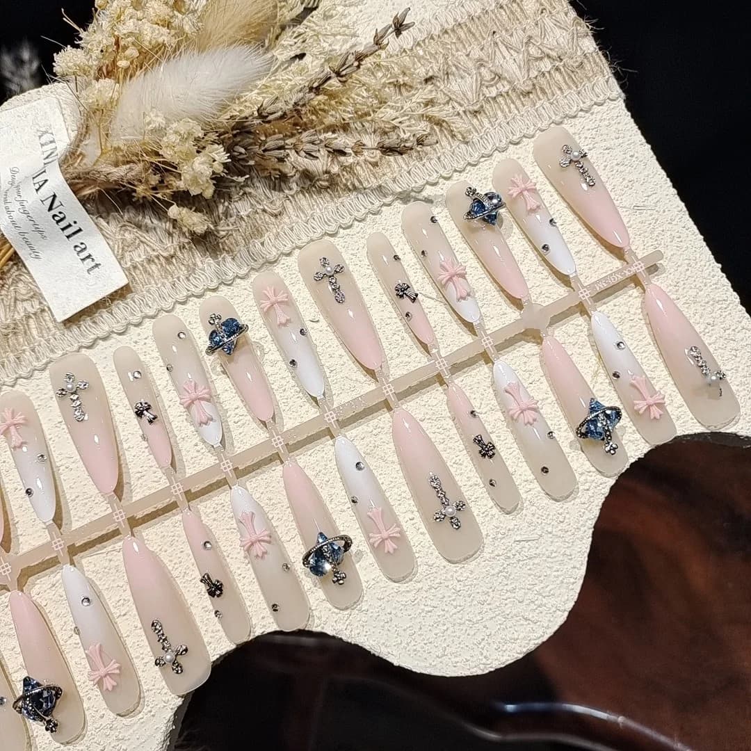 Uzliekamie nagi ar zvaigžņotu kaķa acs dizainu un rhinestones