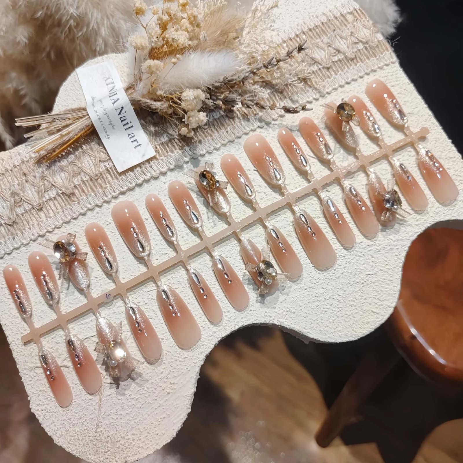 "Paris Dream" "Cat Eye" uzliekamie nagi ar rhinestones un lentēm