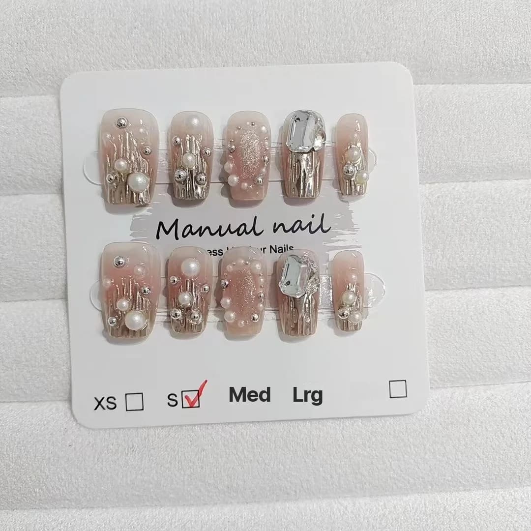 Zelta rhinestones un pērļu uzliekamie nagi, īsi kvadrātveida uzgaļi ar spīdumu