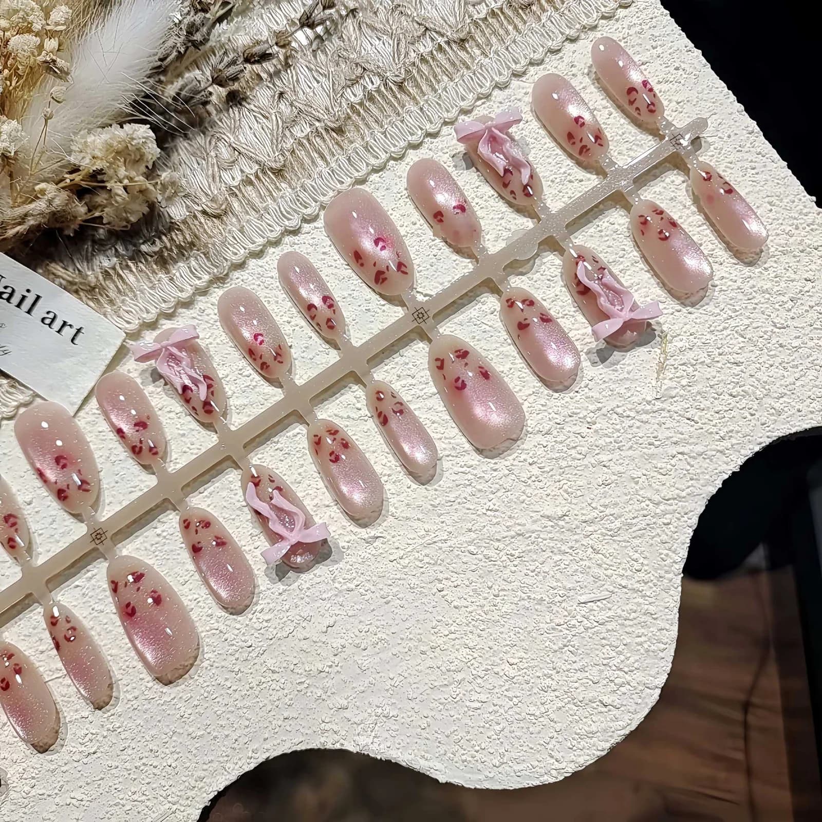 Rozā leoparda kaķa acs uzliekamie nagi, vidēja ovāla forma