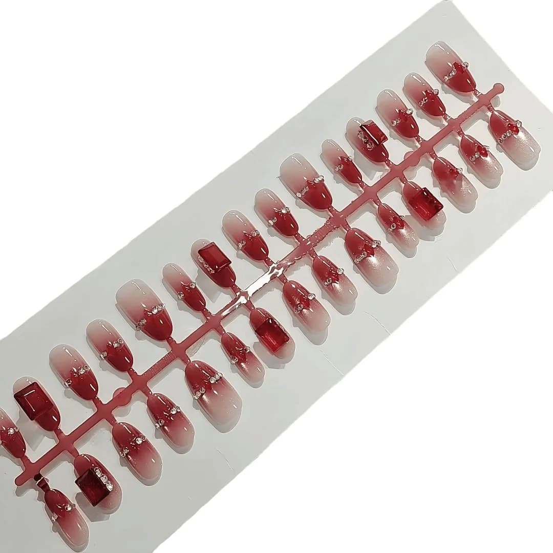 Sarkanas katinacs ar rhinestones, vidējas ovālas formas uzliekamie nagi, 30 gab.