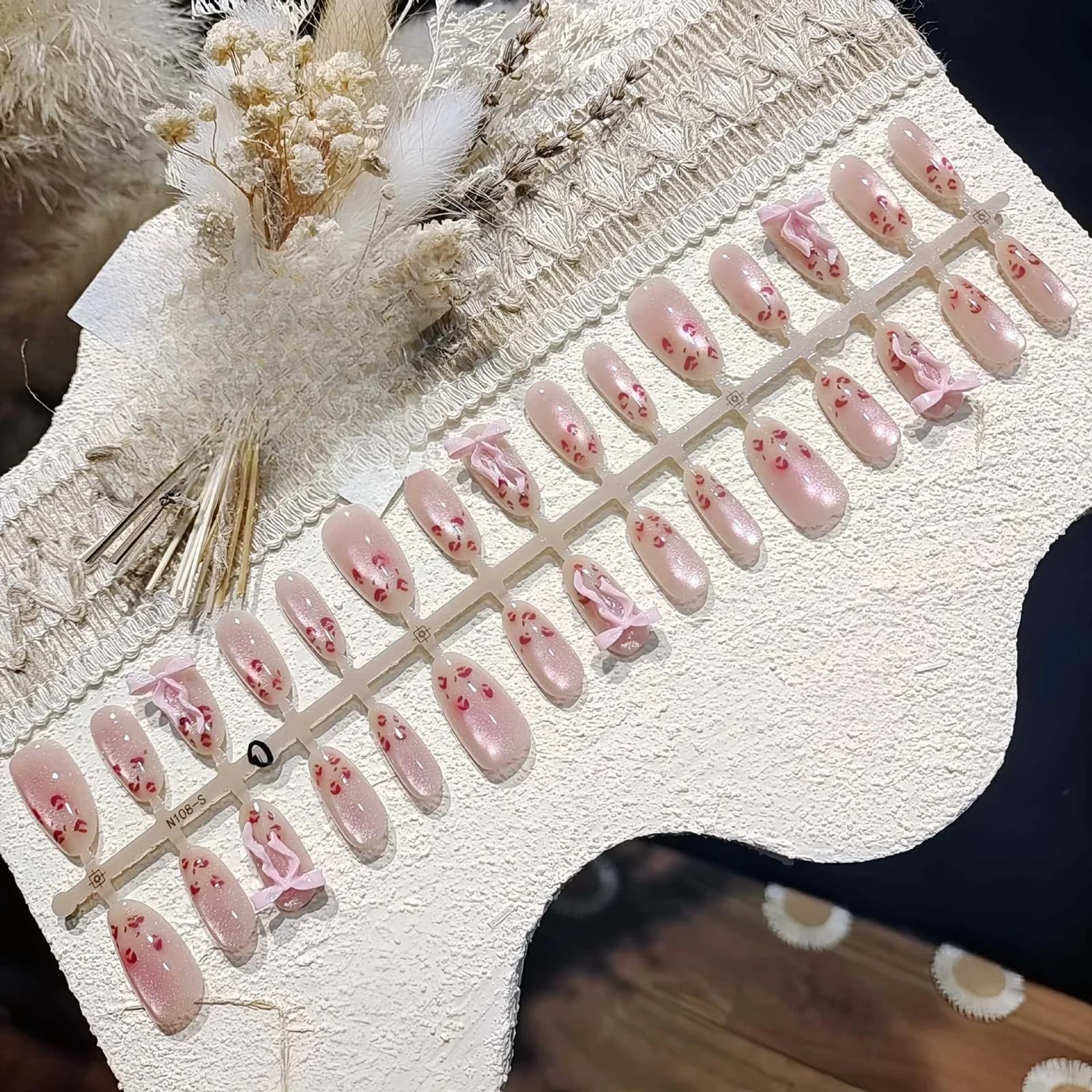 Rozā leoparda raksta "kaķa acs" uzliekamie nagi, vidēji ovāli