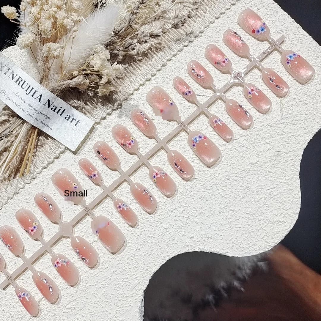 Mākslīgie nagi „Kaķa acs” ar ķiršu ziedu motīvu un rhinestones
