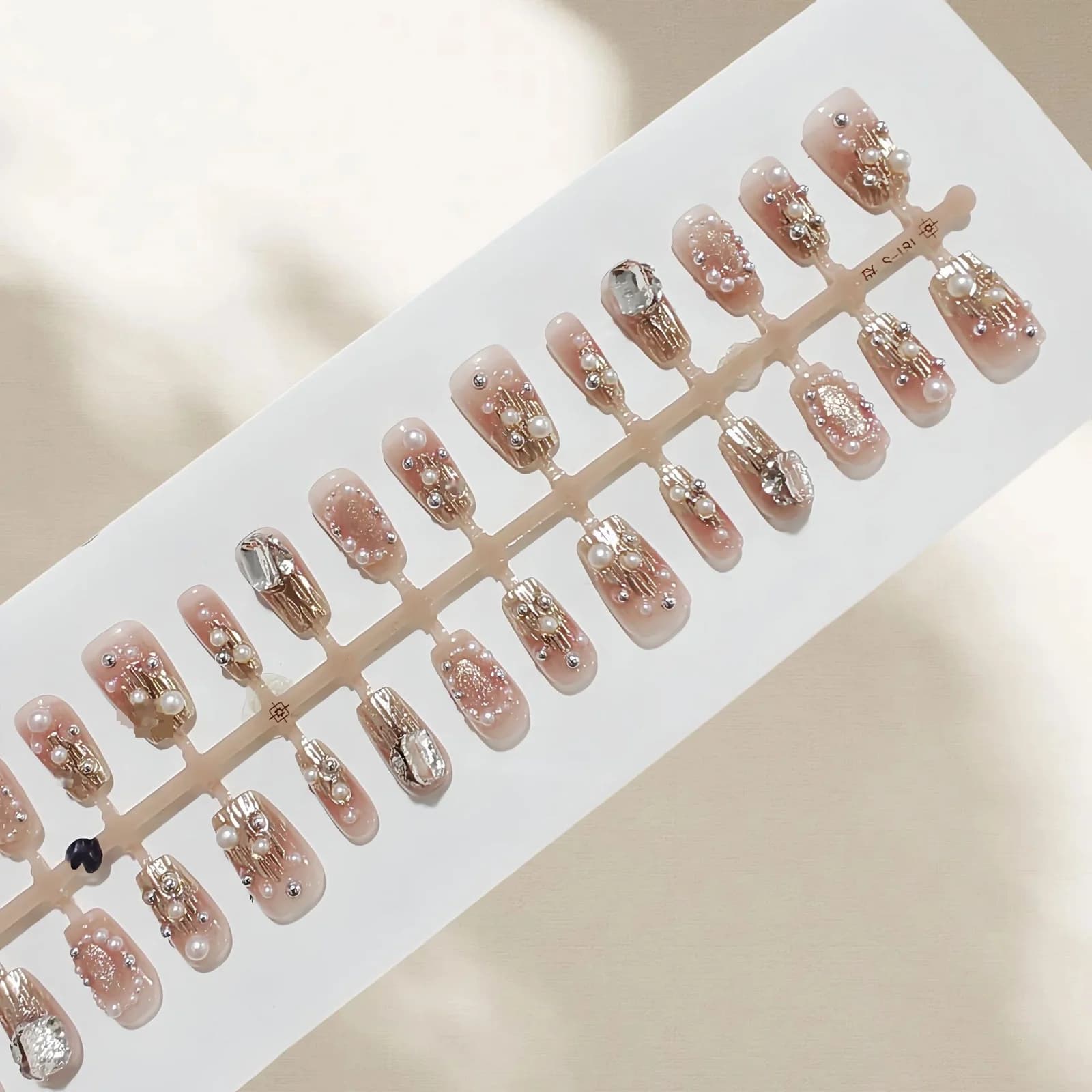 Zelta rhinestones un pērļu uzliekamie nagi, īsi kvadrātveida uzgaļi ar spīdumu