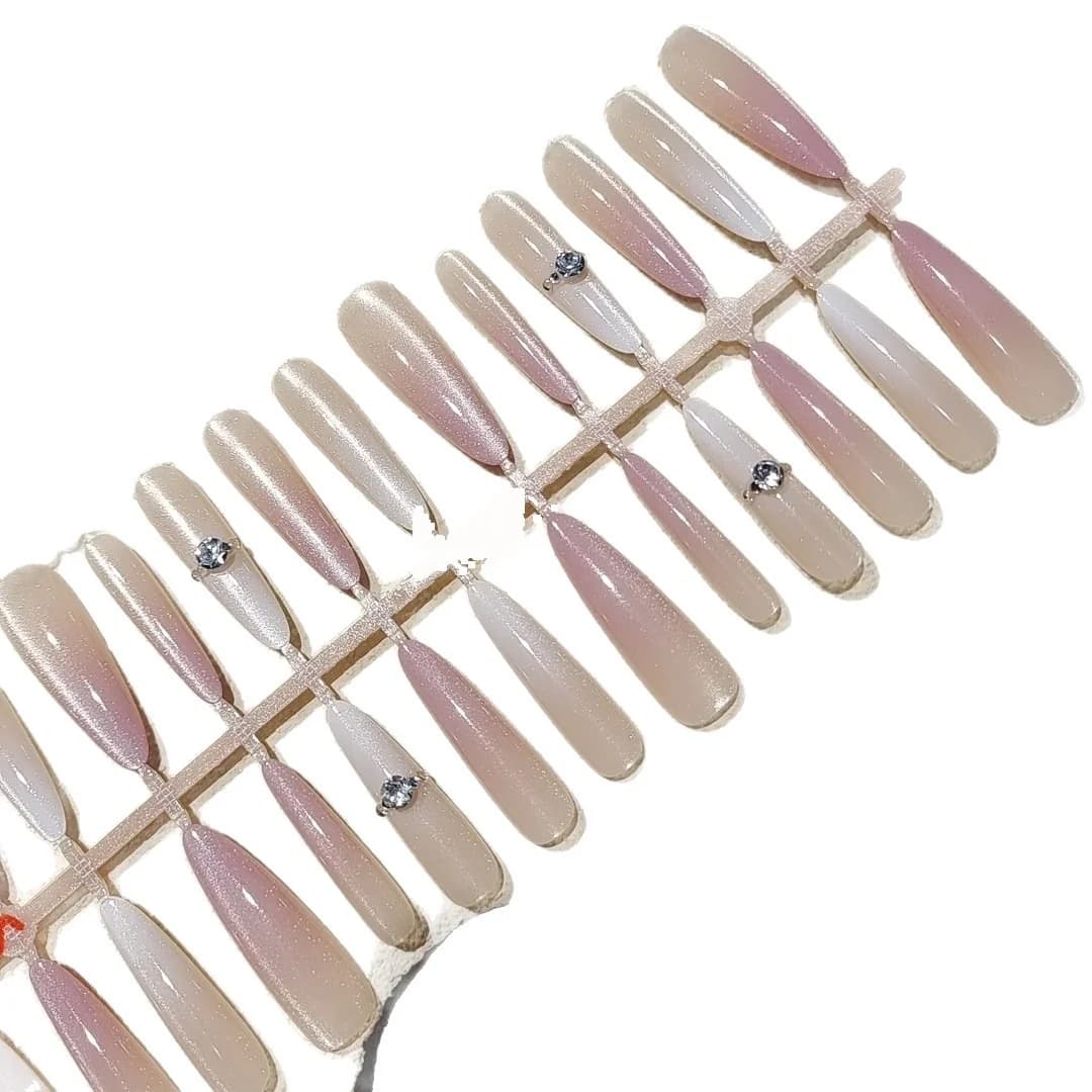 Stiletto mākslīgie nagi ar rhinestones, kaķa acs dizains