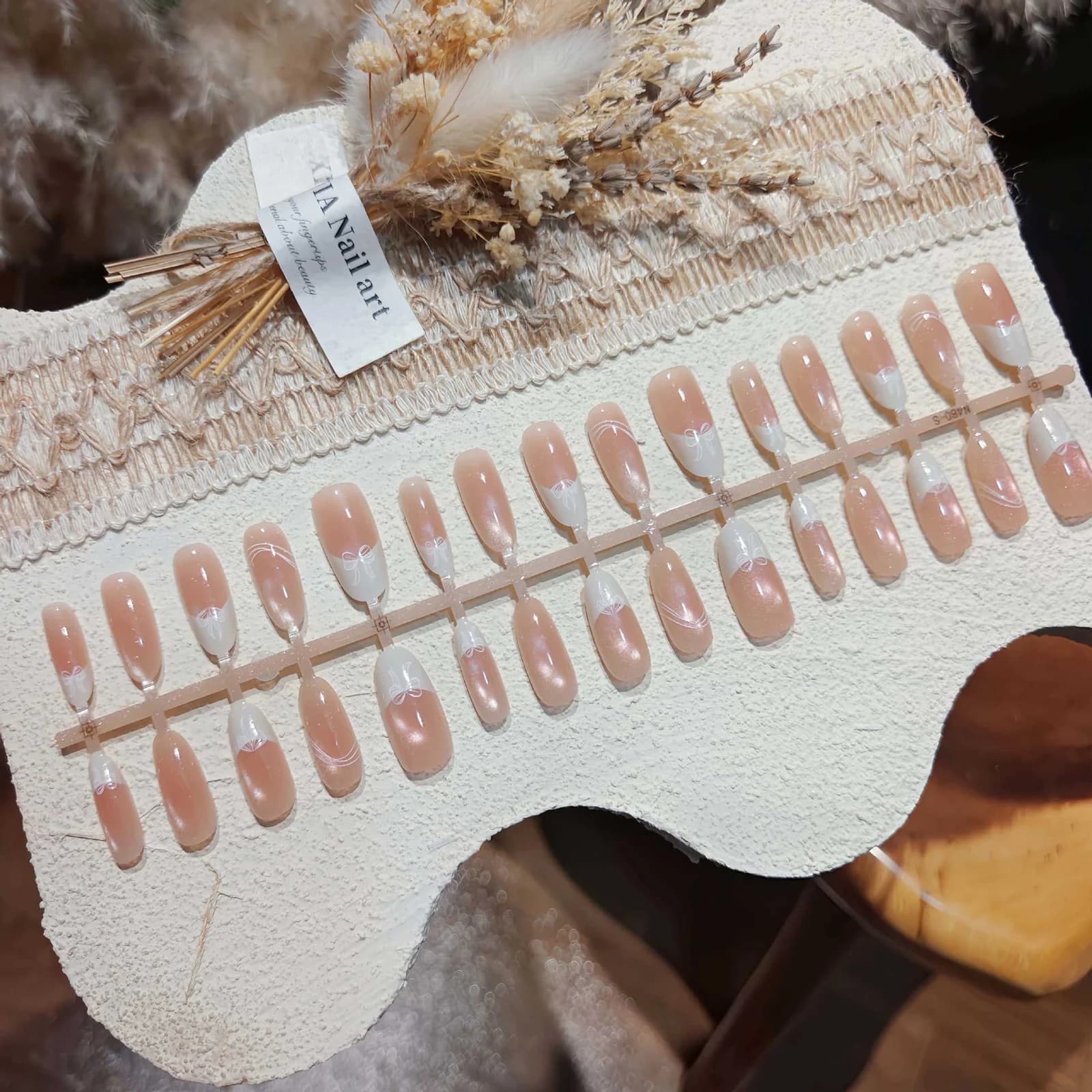 Piena baltas kaķa acs mākslīgie nagi, vidēja ovāla forma, 30 gab.