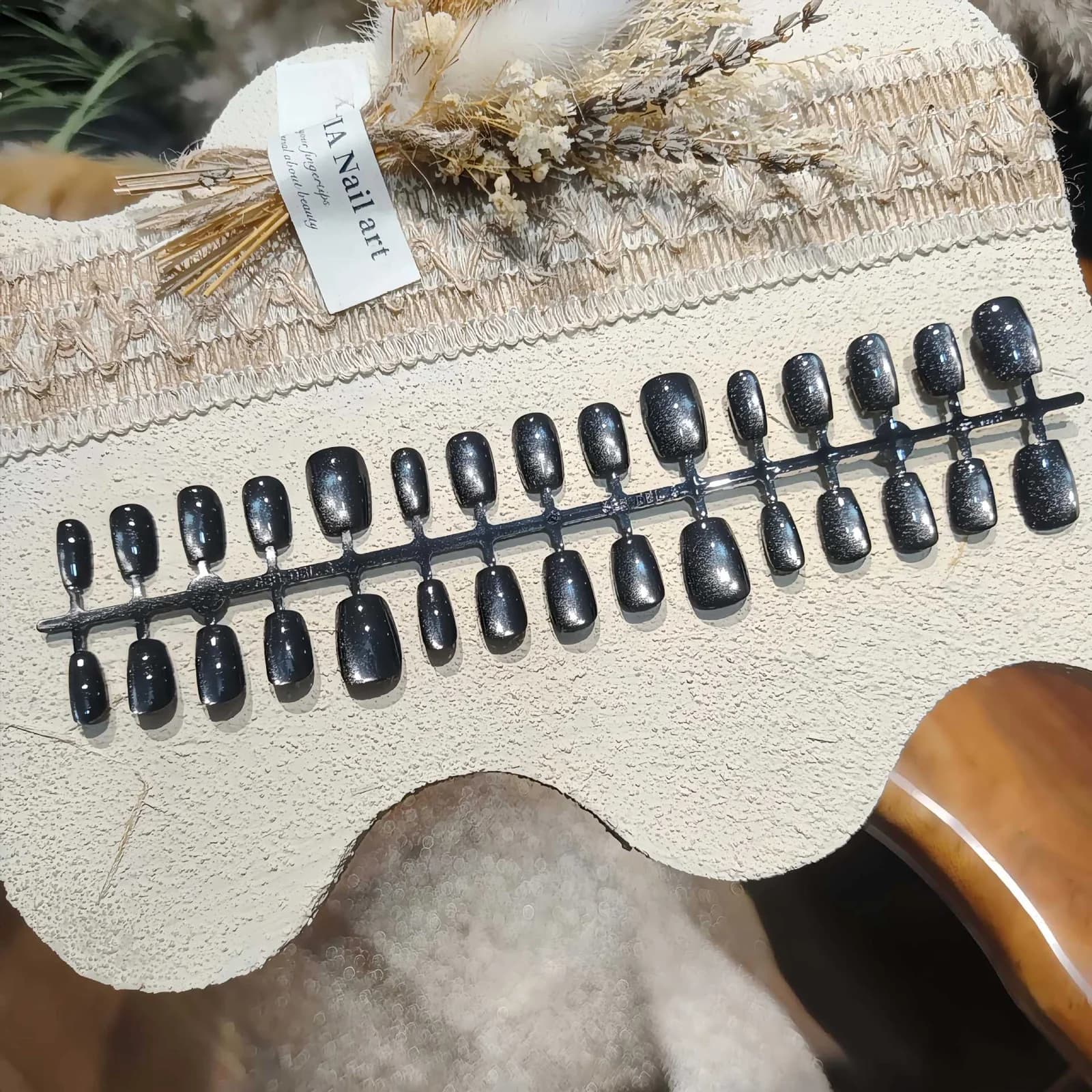 Melni mākslīgie nagi ar kaķa acu efektu, īsa balerinas forma, spīdīgs finišs
