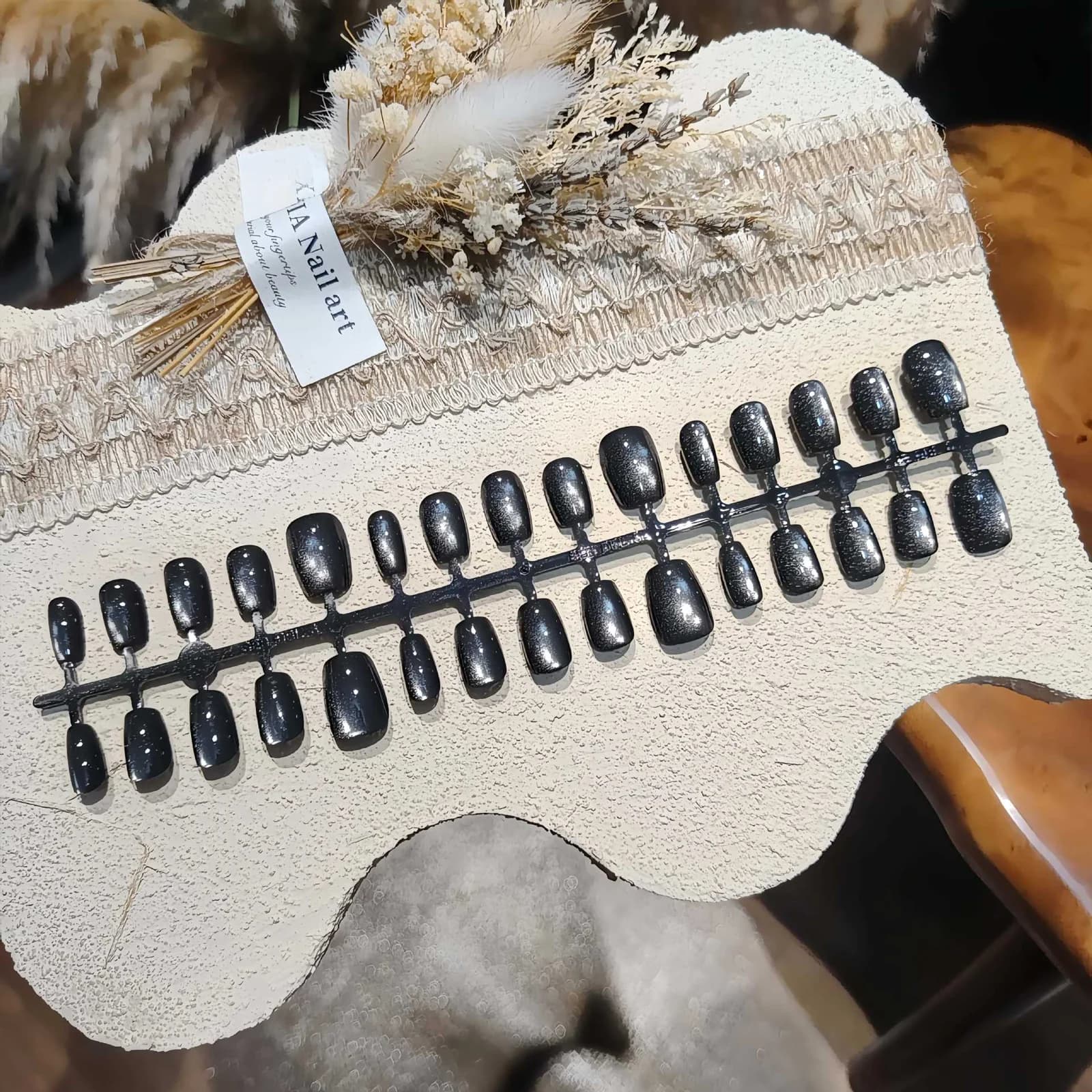 Melni mākslīgie nagi ar kaķa acu efektu, īsa balerinas forma, spīdīgs finišs