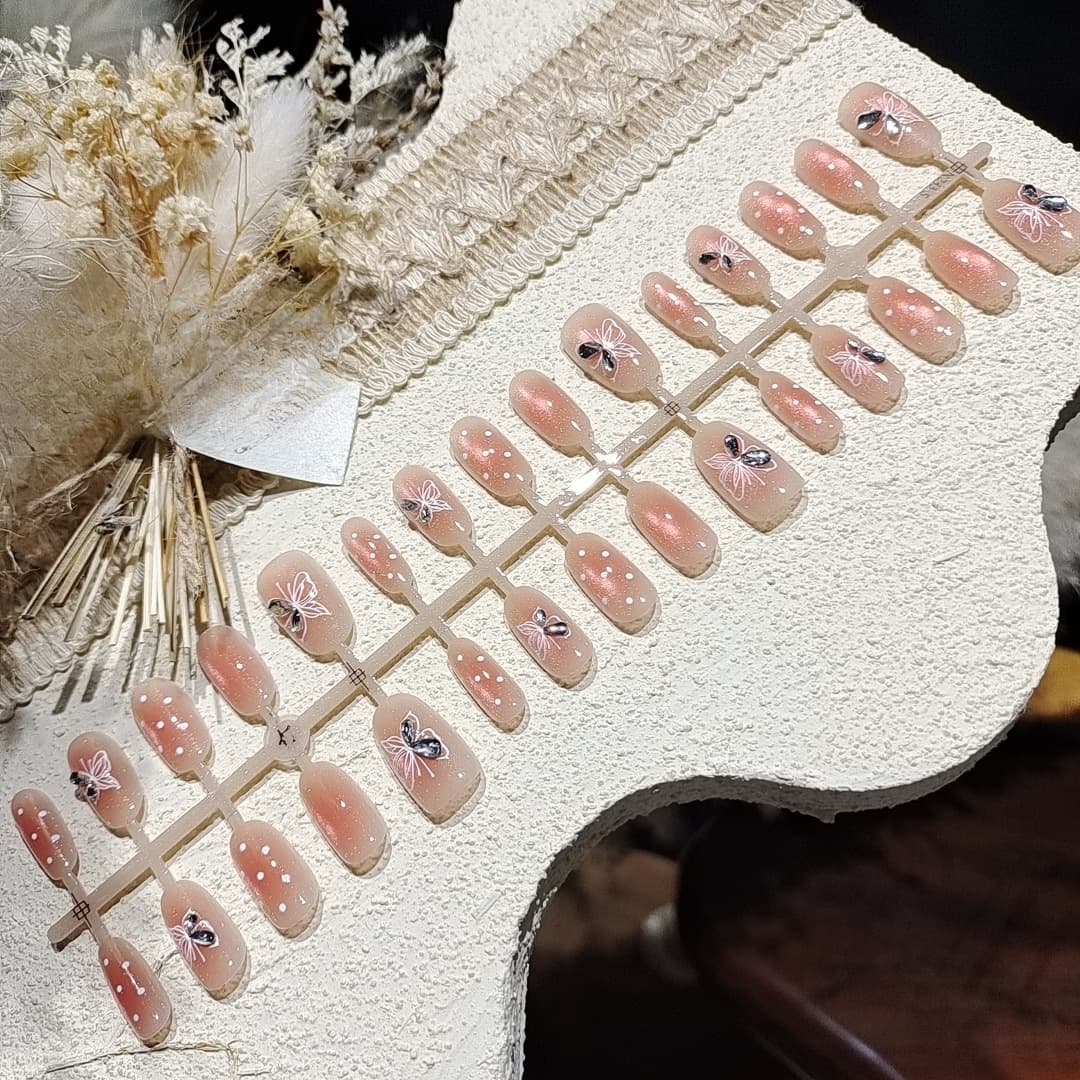 Kaķa acs efekta uzliekamie nagi ar stikla pērlītēm un rhinestones