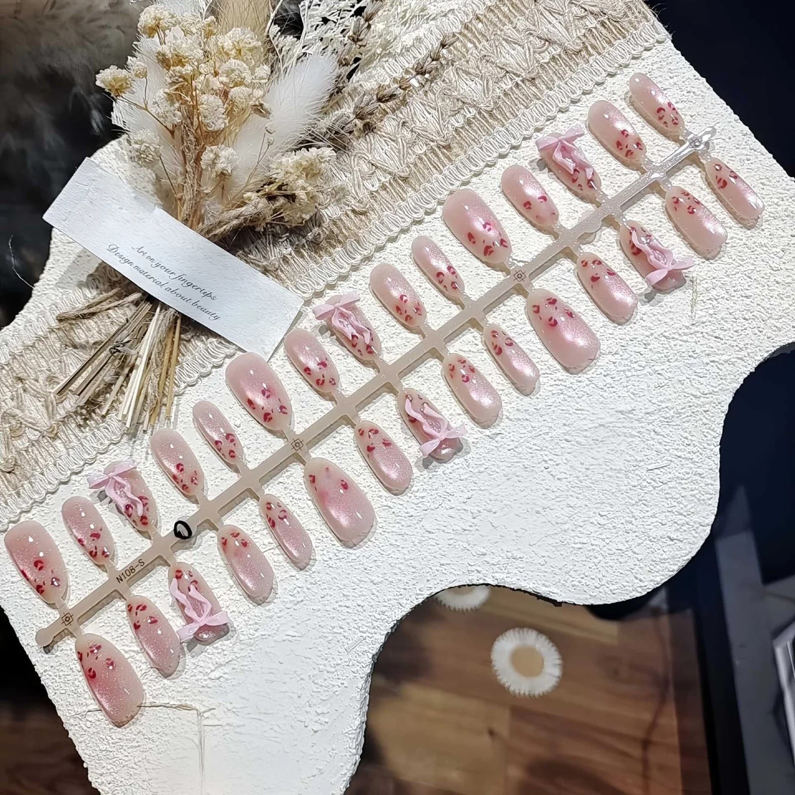 Rozā leoparda raksta "kaķa acs" uzliekamie nagi, vidēji ovāli
