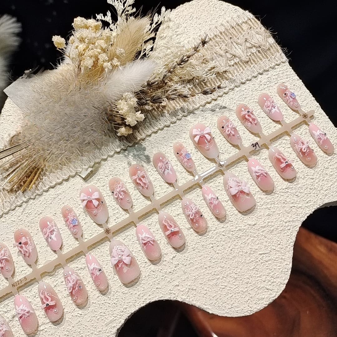 Miglaini rozā mežģīņu presējami nagi „Cat Eye” ar rhinestoniem